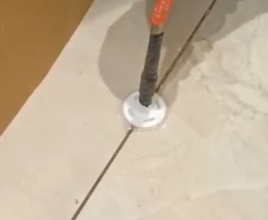 扬州市瓷砖空鼓维修公司专业解答瓷砖在铺贴过程中，如果没有涂抹均匀到位的粘结材料（如水泥砂浆或瓷砖胶），可能会导致以下问题