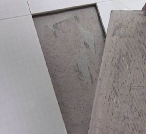 扬州市瓷砖空鼓维修公司分享瓷砖铺贴时如果打浆（即涂抹在瓷砖背面和基层上的砂浆或瓷砖胶）过少，会带来以下问题